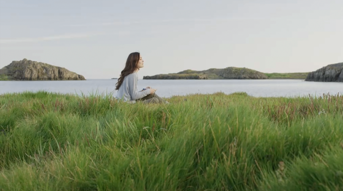 Simple invitation to pause. Easy and Simply write-along that feel natural - Glimmery Moments®  Paper Moments for a calmer year