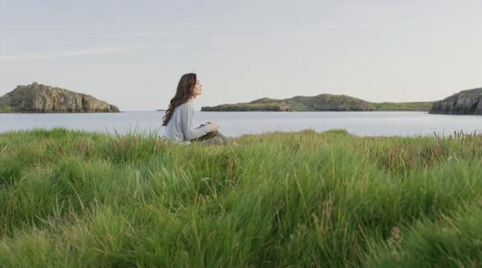 Simple invitation to pause. Easy and Simply write-along that feel natural - Glimmery Moments®  Paper Moments for a calmer year